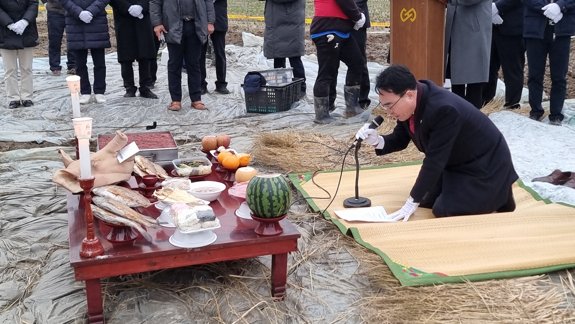 갑진년 달집태우기 행사에서 축문을 올리는 임철규 도의원